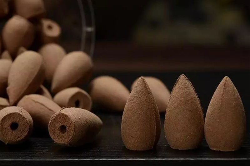 香塔是用香粉及楠木粉所製成的香品，透過模具機器擠壓成三角圓錐狀