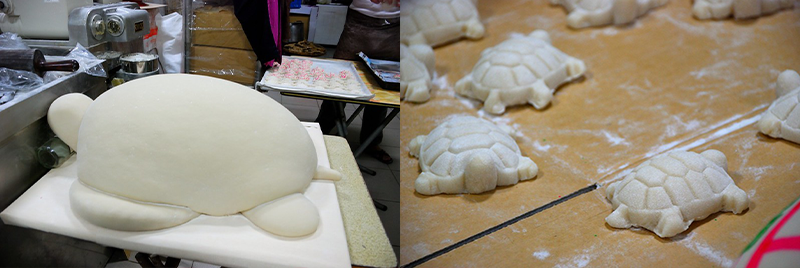 大肪片龜用麵糰組成烏龜形狀，小肪片龜利用模具壓成烏龜形狀