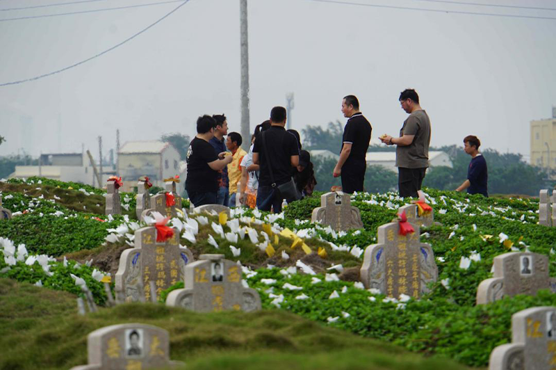 在民俗信仰中，祖先的墳墓相當於活人的住屋，若任其被破壞衰頹，雜草叢生，子孫心靈難安寧，恐怕間接影響後代子孫興衰