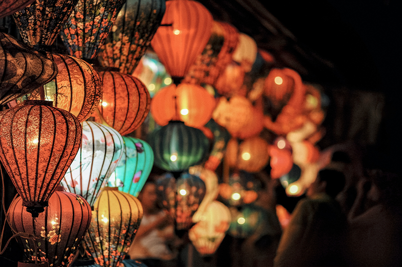 元宵節會在街上各處看到許多燈籠、彩燈，各縣市也會舉辦燈會慶祝