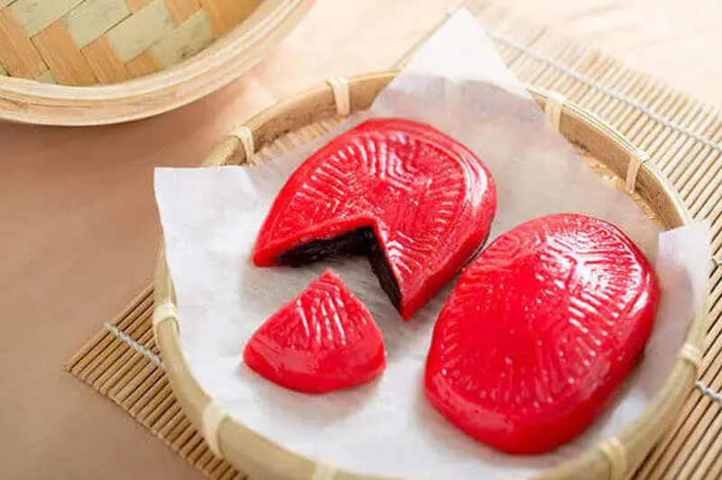 紅龜粿的外形紅紅圓圓，上面壓有龜甲的圖案，一般常見的內餡多是甜的