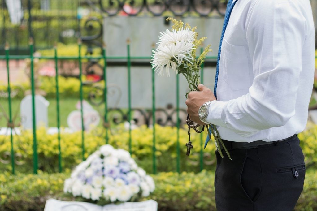 手拿白花的人準備參加葬禮